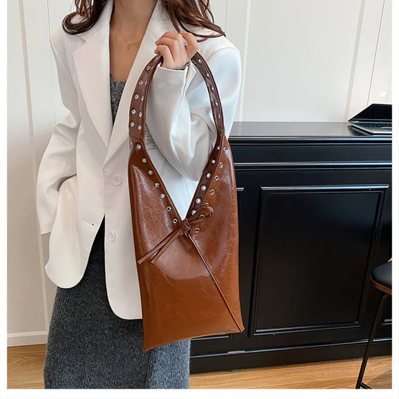 

Fashionable retro modern personalized bag 2026 new commuting shoulder bag shopping bag