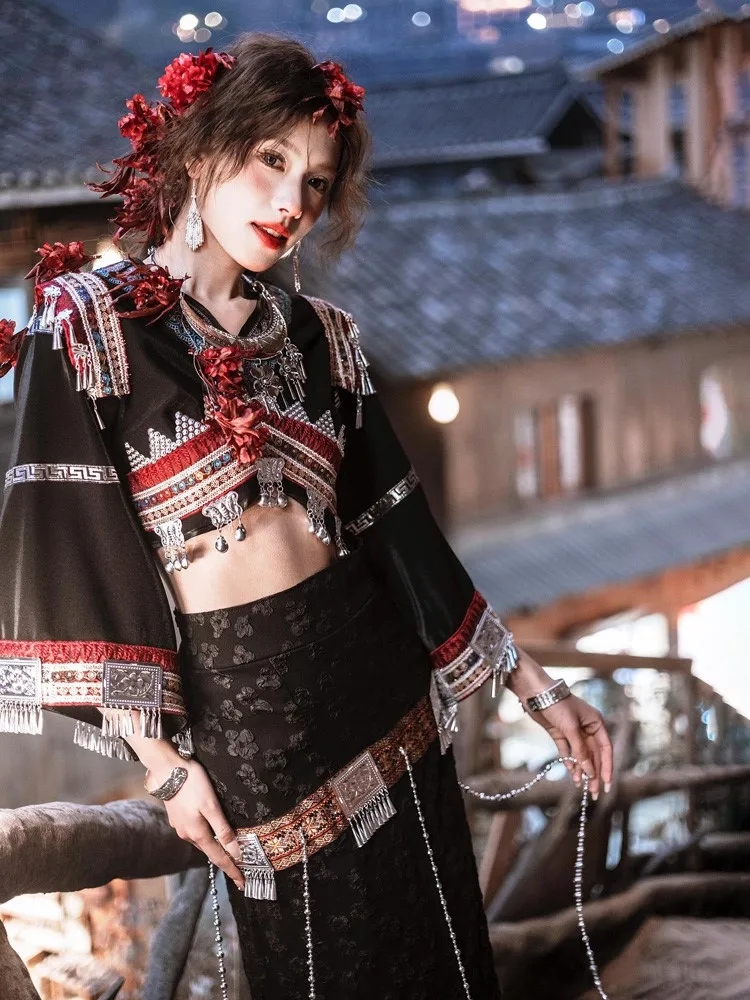 Nowa etniczna sukienka damska w egzotycznym stylu została przedstawiona na ciemnej