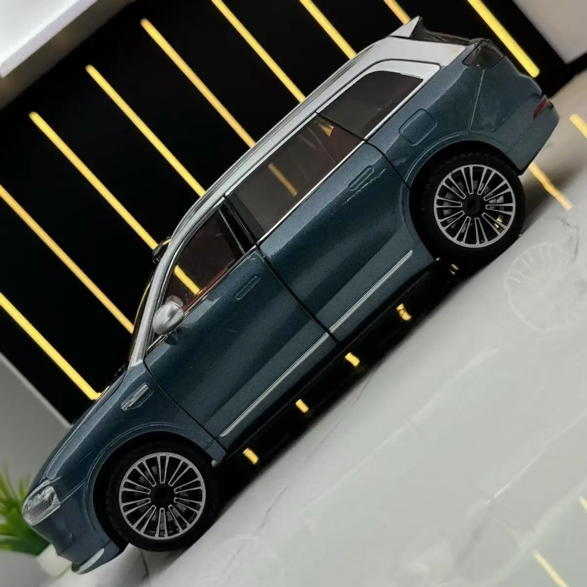 مقياس 1:24 AITO M9 سبيكة دييكاست سيارة لعبة نماذج 4 أبواب مفتوحة ضوء الصوت التراجع محاكاة الأعمال SUV للأطفال هدايا