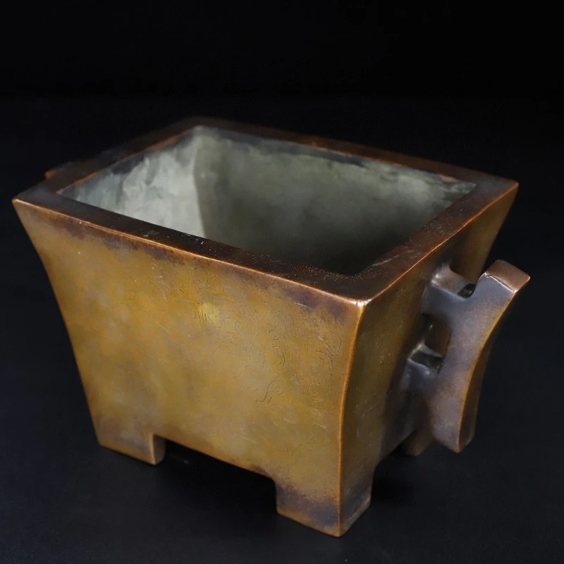 

Copper halberd ear manger incense burner, 23.3 cm long, 13.3 cm wide, 12 cm high, weighing 3816 grams