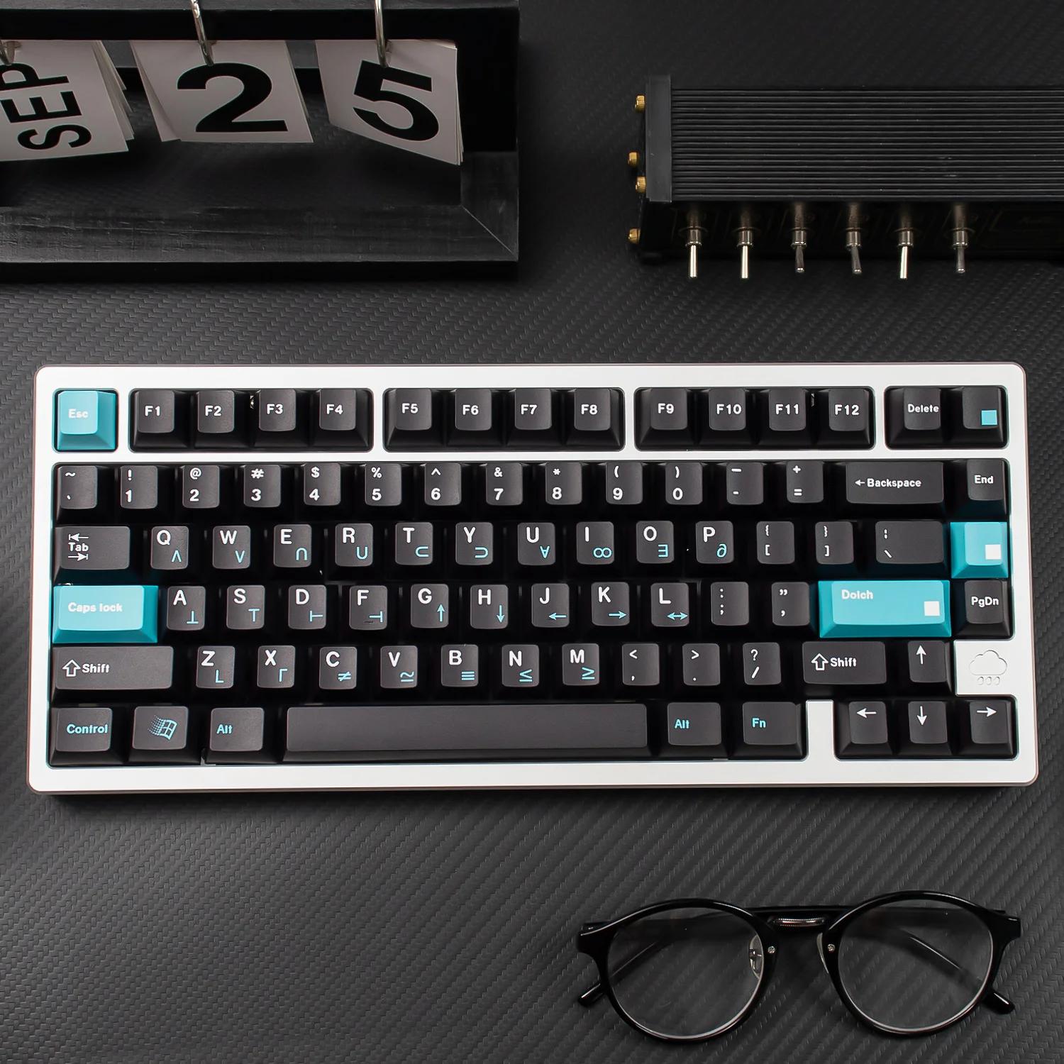 คีย์แคปธีม DOLCH 129 ปุ่ม โปรไฟล์ Cherry พิมพ์ลายด้วยเทคนิค Five Side Dye-Sublimation บนวัสดุ PBT สีดำแบบกำหนดเอง สำหรับสวิตช์ MX คีย์บอร์ดแบบกลไก