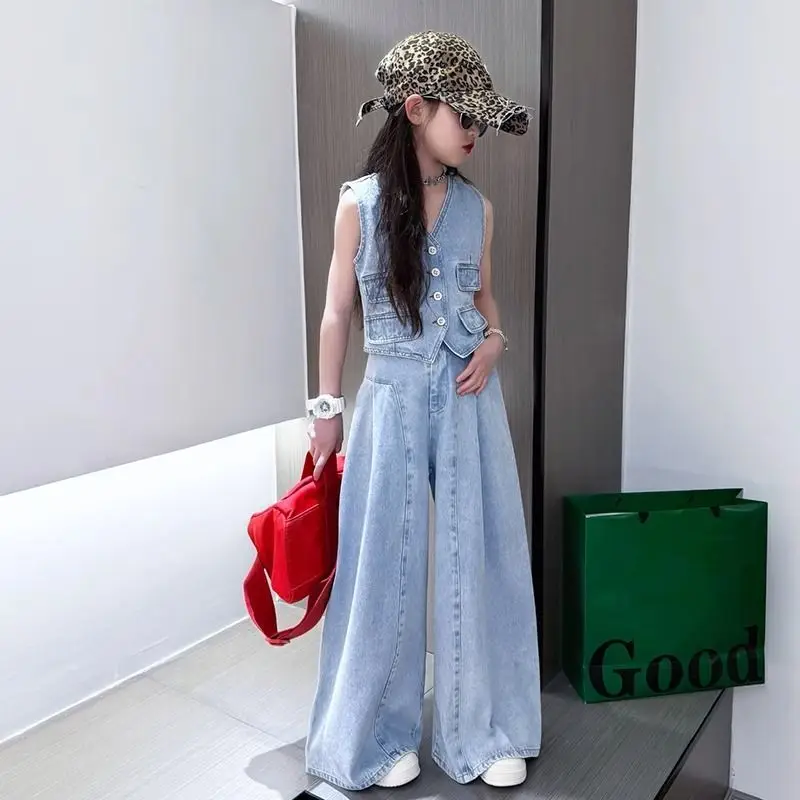 

Летний джинсовый костюм для девочек: модный новый детский комплект из топа без рукавов и широких брюк.