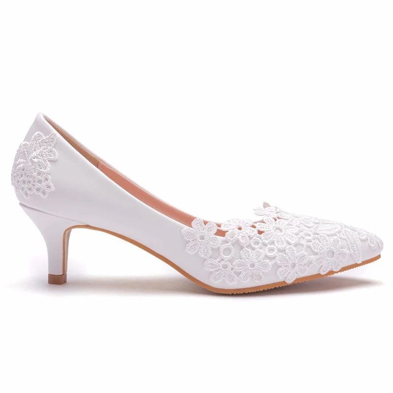 Elegant and simple lace flower wedding shoes, white high-heeled bridal shoes, wedding photos, shoes, wedding shoes