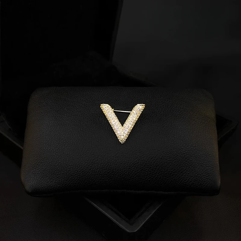 

Luxury V Shape Brooch for Women Men Sparkling Rhinestone Lapel Pin Anti-Slip Neckline Clothing Fix Elegant Gift Accessory 3328