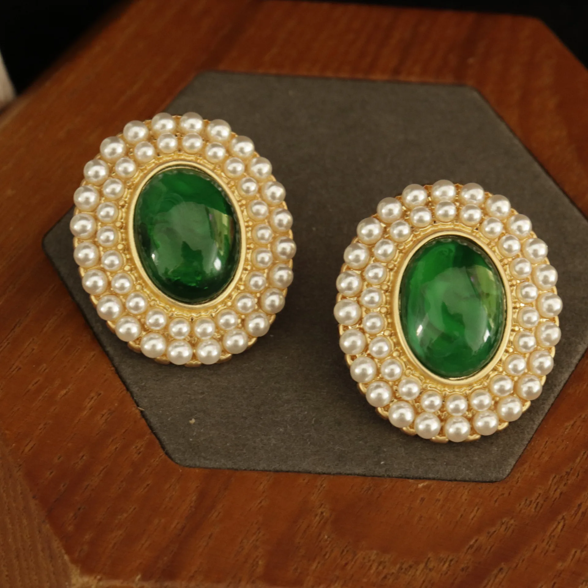 Gold Plated 925 Silver Pin Stud Earrings Oval Synthetic Green Glass Surrounded Faux Pearl Vintage Chinese Style Women Jewelry