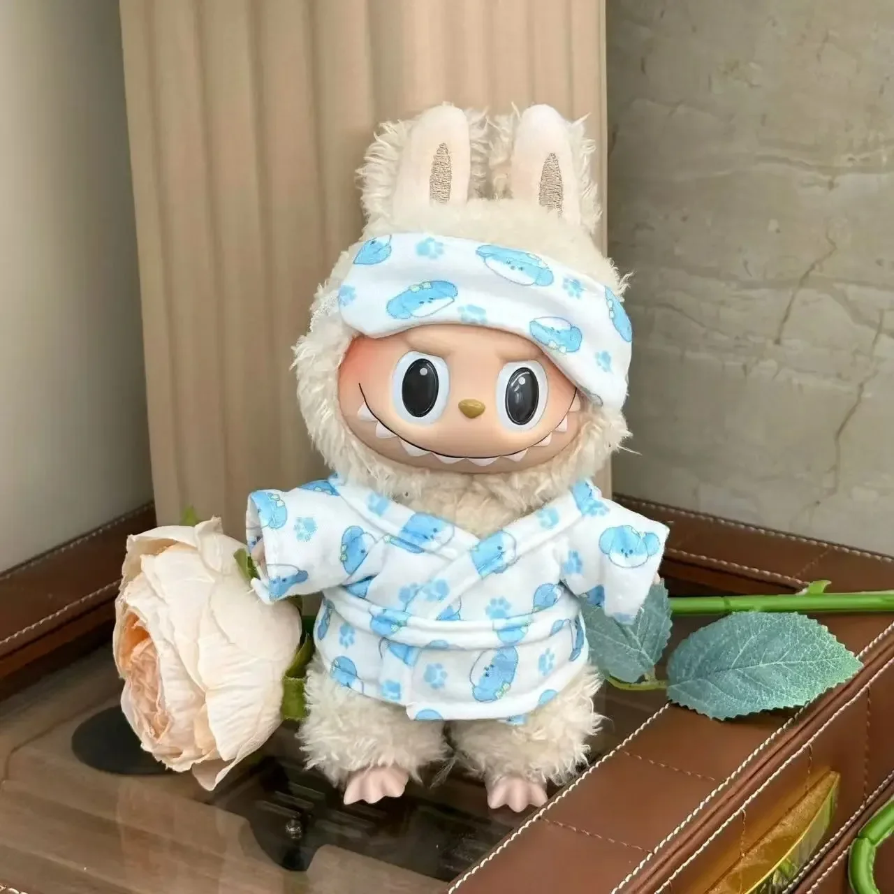 15-17 سنتيمتر Labubu بيجامة صغيرة مع قناع عين ثلاث قطع Kawaii V1 V2 Labubu الملابس لطيف المعبود أفخم إكسسوارات دمي هدايا الاطفال