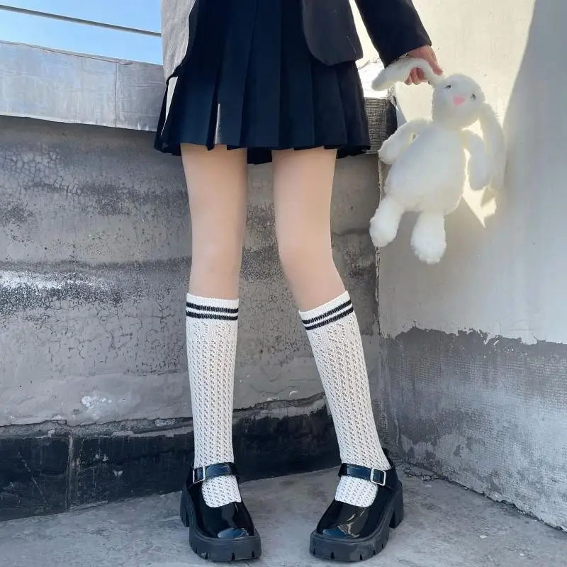 195E カレッジスタイルの女性中空アウトパターンニーハイソックスヴィンテージダブルストライプ無地黒、白の薄いストッキング