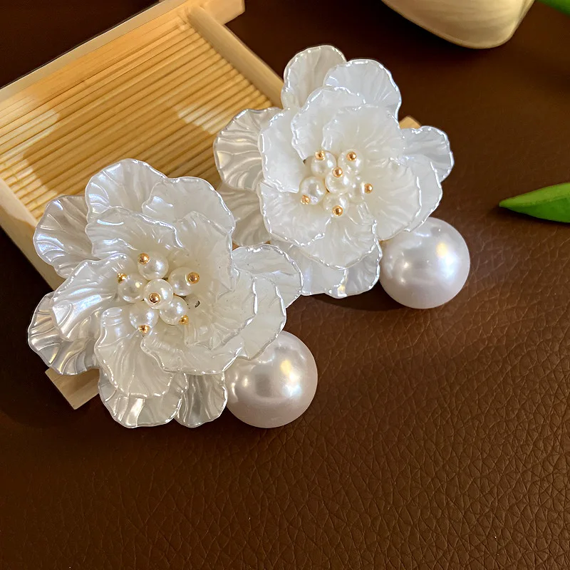 Pendientes colgantes de flores blancas y perlas de imitación para mujer, diseño de nicho de lujo, entrada francesa, joyería elegante a la moda para fiesta
