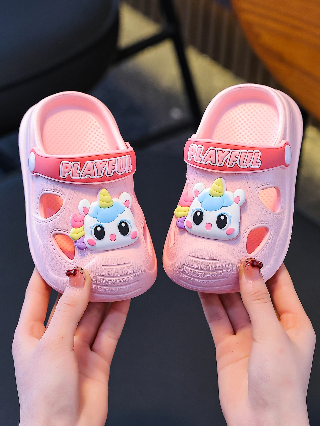 

Детские сандалии, летняя новинка, простой и модный дизайн, домашние тапочки с мультяшными персонажами для маленьких и средних детей с отверстиями.