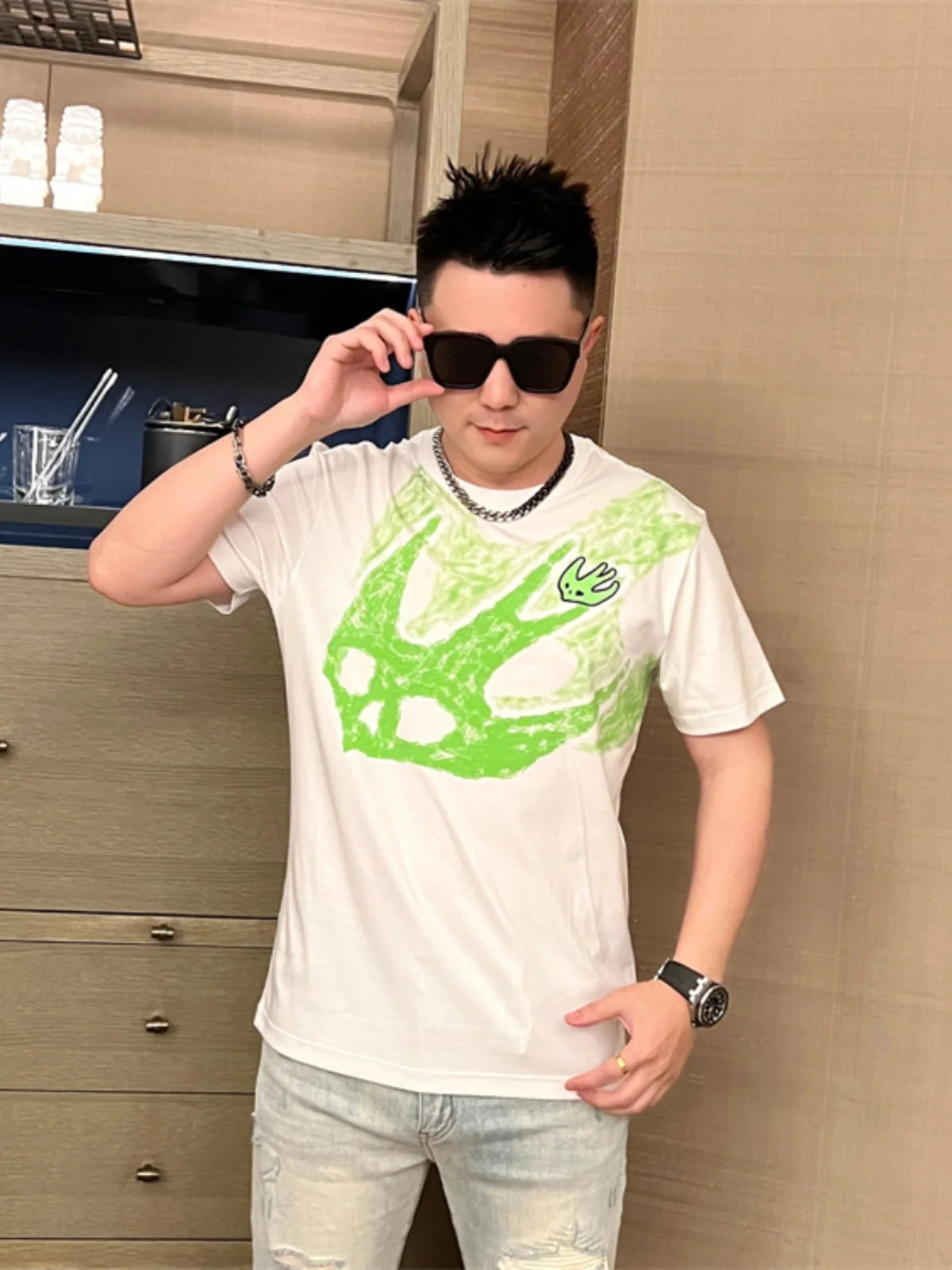 

Summer 2025 High-End Cartoon Swallow Pattern Printed ort Sve Men's T-irt Loose European Sle Luxury f Sve Body ...