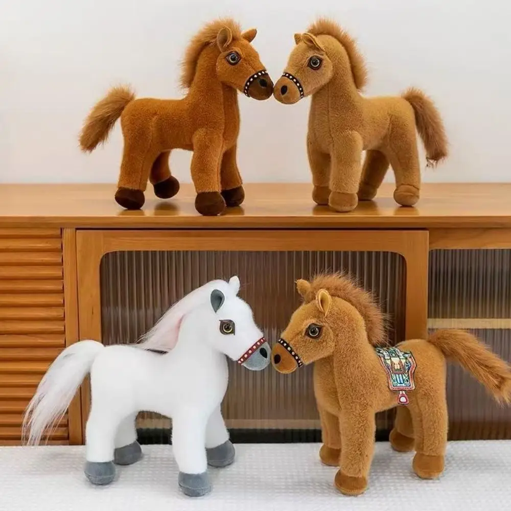Pluszowa maskotka zwierzęca, symulacja stojącego poni, długi koński włos, poni na siodle, wypełnienie z bawełny PP, atrakcyjne oczy, kreskówkowy koń, pluszak dla dzieci.