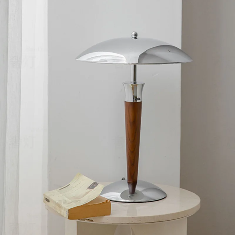 金属製学習デスクランプ、モデルルーム、侘び寂び風ルーム、リビングルーム入り口、無垢材レトロランプ