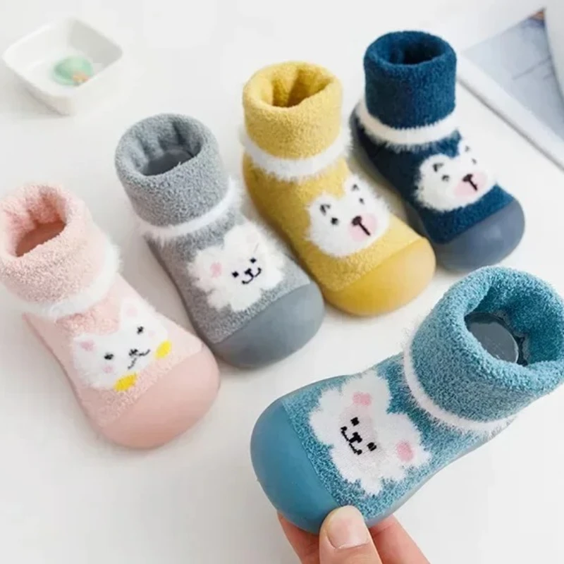 

Осенне-зимние детские утолщенные нескользящие напольные туфли и носки, бархатные коралловые детские домашние туфли на мягкой подошве для малышей