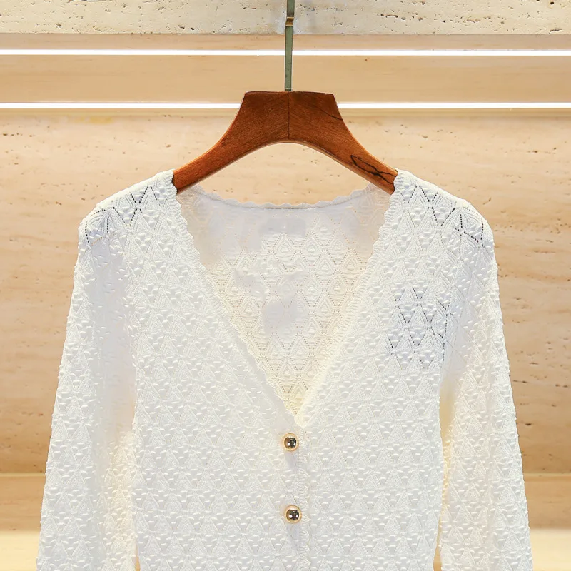 추지에 2025 가을 프렌치 스타일 니트 드레스 - 화이트 레이스 컷아웃 V넥 골드 버튼 슬림핏 우아한 오피스 드레스