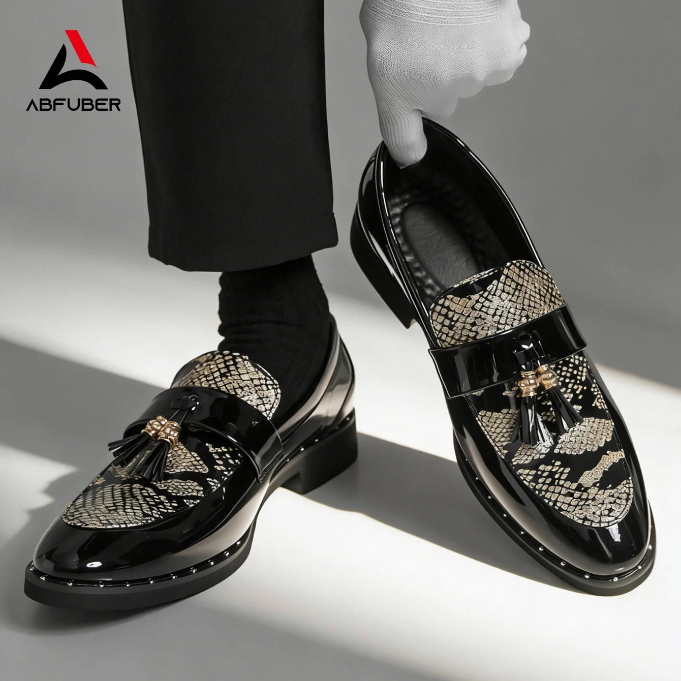 

Мужские деловые туфли-лоферы без шнурков с острым носком из лакированной кожи, с блестящими кисточками и принтом под змею, подходят для офиса и вечеринок