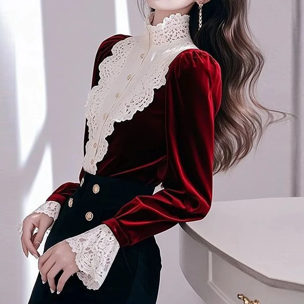 Unieke blauwe fluwelen top dames 2025, lente buitenlandse stijl, slanke afslankende kanten stiksels, binnenbasislaag