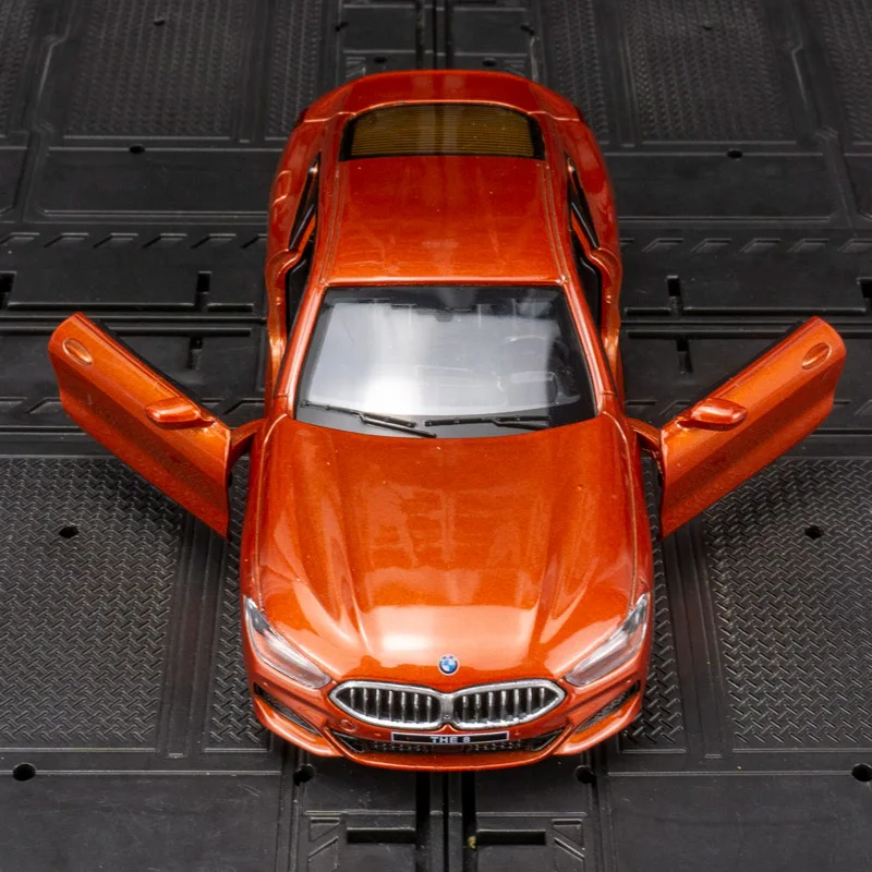 1:35 BMW M850i 合金車モデル装飾品ダブルドアプルバックおもちゃの車の少年の誕生日プレゼント