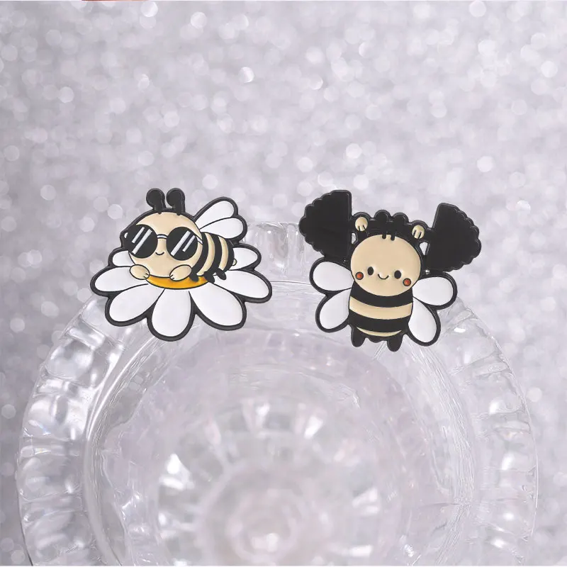 Niedliche Bienen-Enten-Kollektion: Emaille-Pins, Frosch-, Gänseblümchen-, Katzen- und Honigbienen-Broschen, Beehaw-Abzeichen, Cottagecore-Tierschmuck, Geschenk – Detail 4