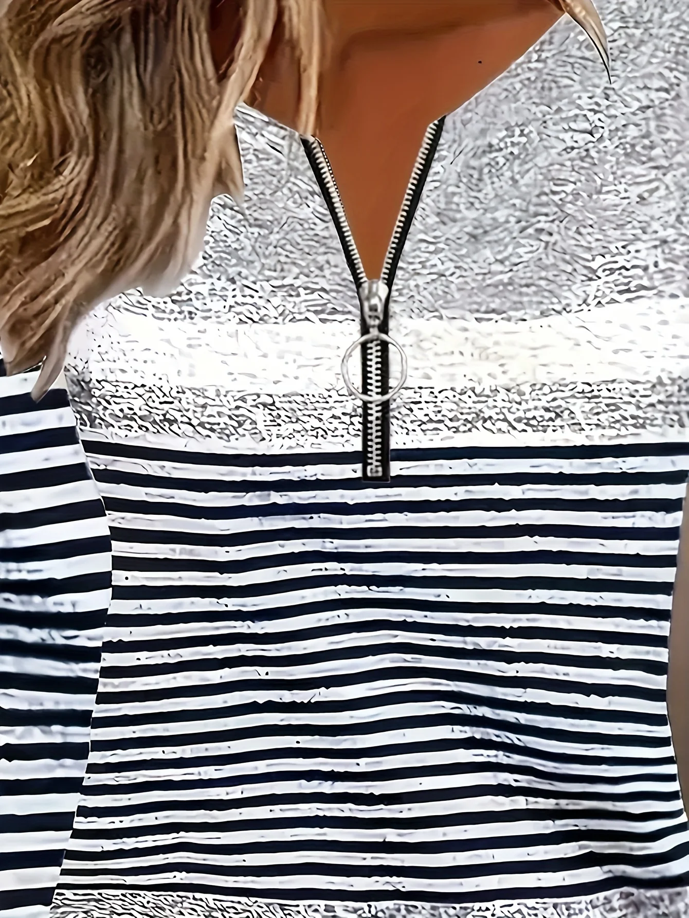 Trendiges Plus-Size-Damen-Oberteil mit Reißverschluss am Hals und Streifenmuster für lässige Mode – Detail 3