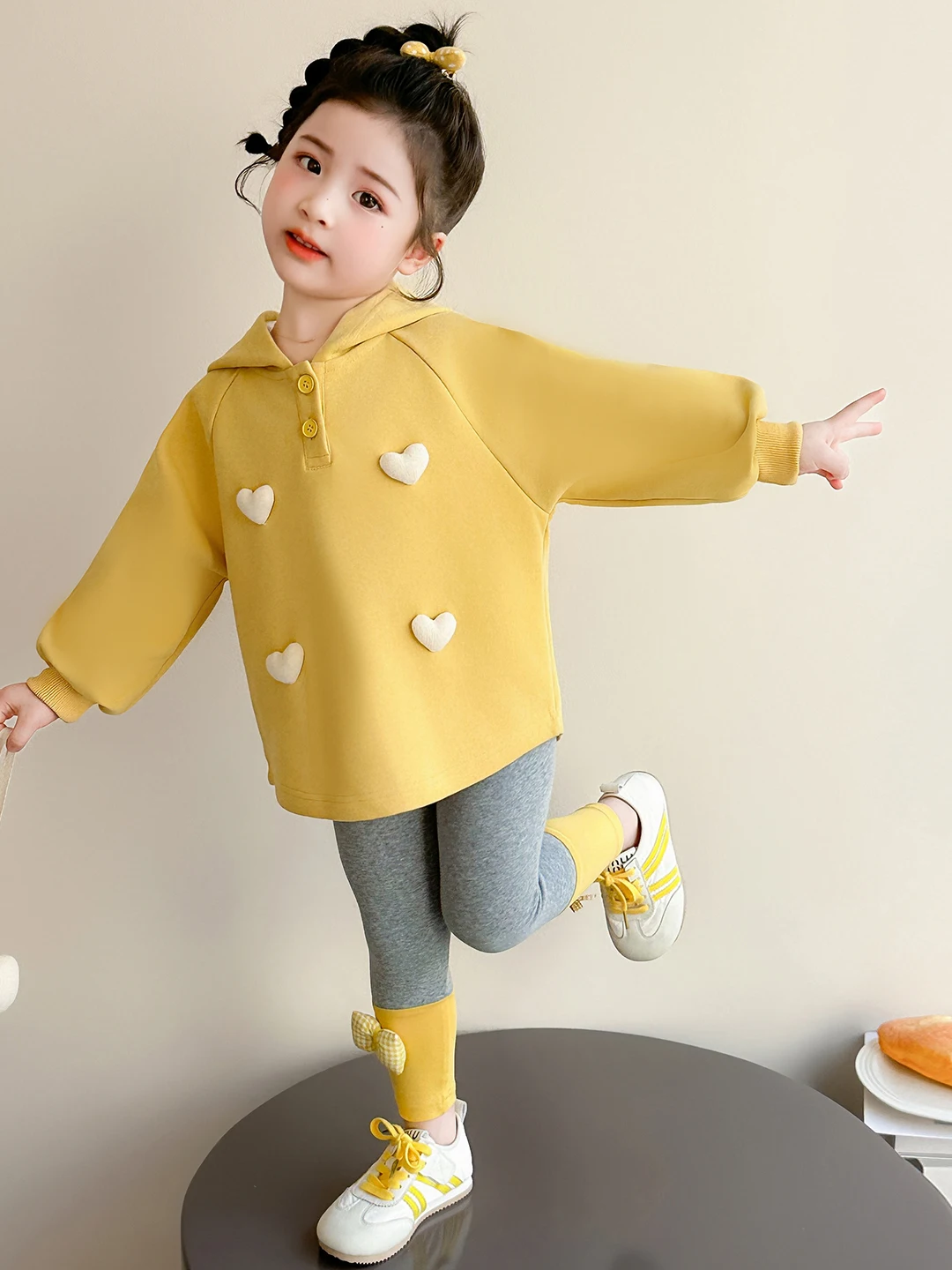 

Корейский комплект из худи и брюк для девочек с сердечками, весна-осень, новинка, теплый костюм-двойка для малышек с длинными рукавами