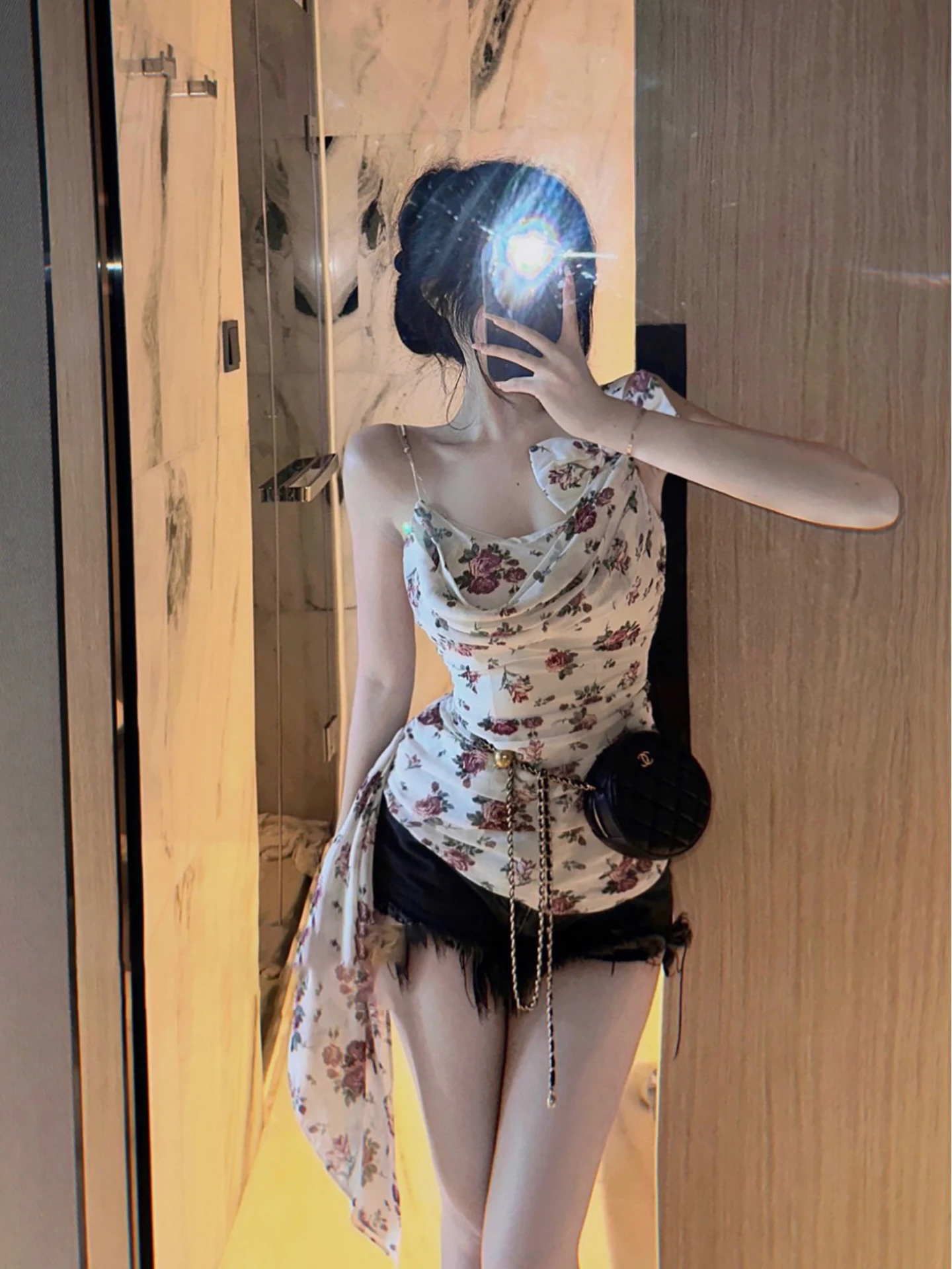 Jennie Sle Pure Desire Sexy Crop-Top mit Blumenmuster und Knoten an der Taille, geraffte Weste und Sommer-Pendler-Faion