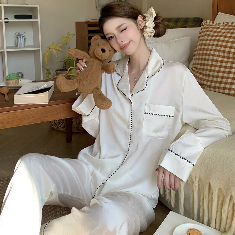 طقم بيجامات مكون من قطعتين من الحرير الجليدي لخريف وشتاء 2025 بنمط الماس الأبيض عالي الجودة بأكمام طويلة ملابس نوم ملابس منزلية #1