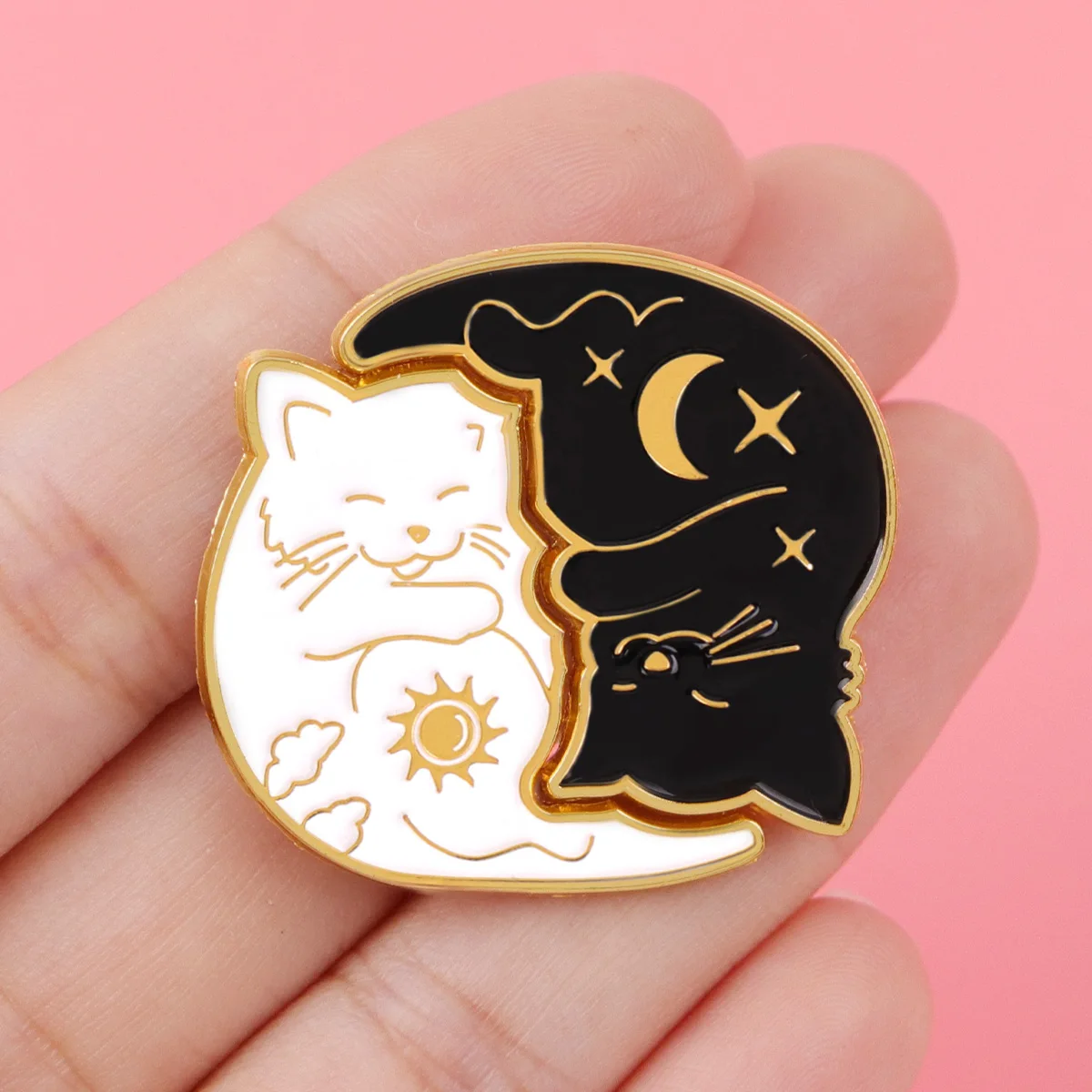 Przypinka z miękkiego emalia z motywem kreskówkowego kota, słońca i księżyca, broszka do plecaka, urocza ozdoba do ubrań, metalowe odznaki, akcesoria do torebek i biżuterii.