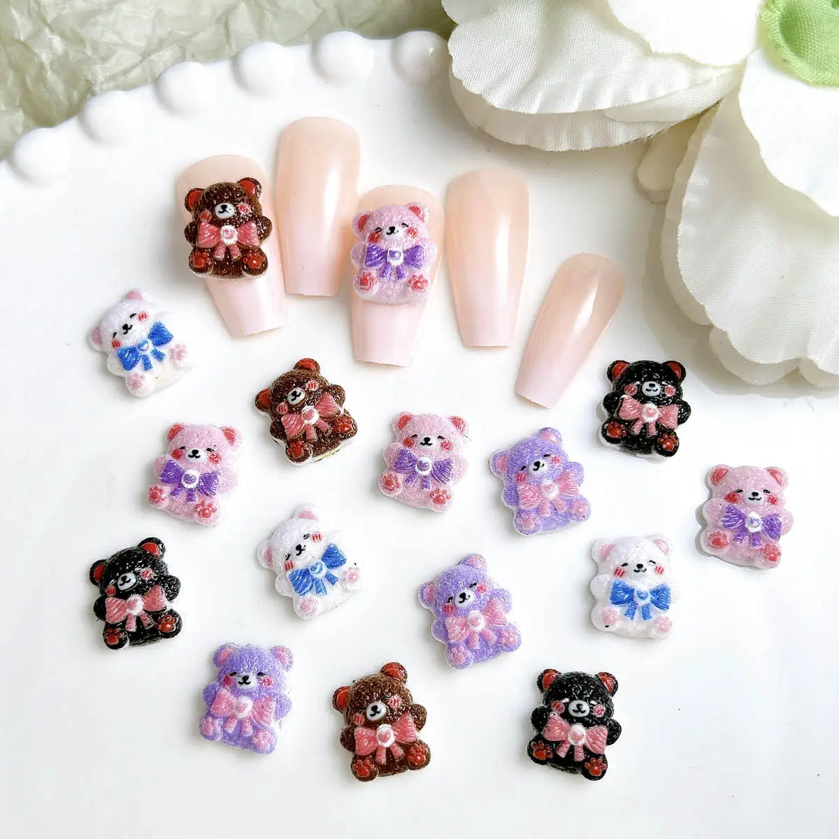 20 Stück Kawaii Leuchtende Puder-Rouge-Bären Harz-Nagelkunst-Charms 3D Cartoon Bunte Schleifenbären Nageldekorationen für DIY Nagelteile