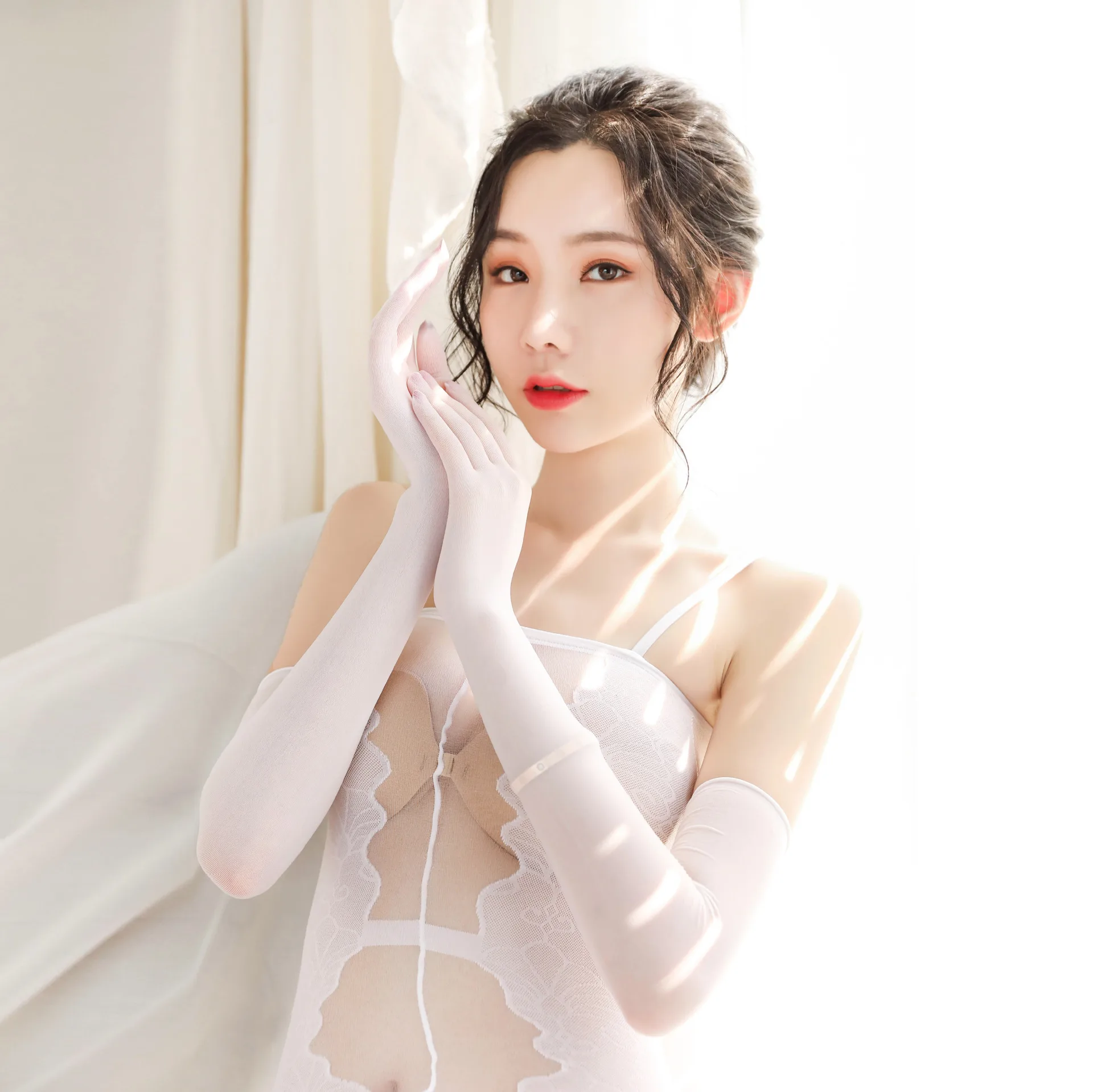 夏の女性の超薄型セクシーなシームレスなレースのロング手袋 5 本指手袋日焼け止め高品質ファッション透明エロ