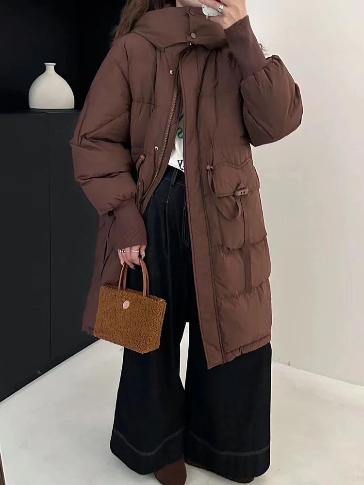 Chaqueta de plumón de pato blanco a la moda para mujer en invierno 2025, nueva chaqueta cincined de cintura versátil de color sólido de estilo medio a largo