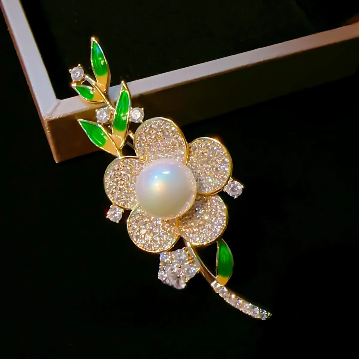 Trendy White Plum Blossom Brooches For Women Pearl Rhinestone Plant Jewelry Coat Shawl Dress Lapel Pins Accessories Gifts