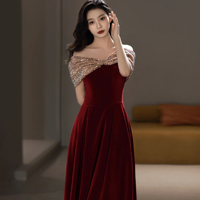 ชุดราตรีผ้าไหมสีแดงไวน์แบบไหล่เดียวสำหรับงานแต่งงาน งานหมั้น และงานเลี้ยงประจำปี