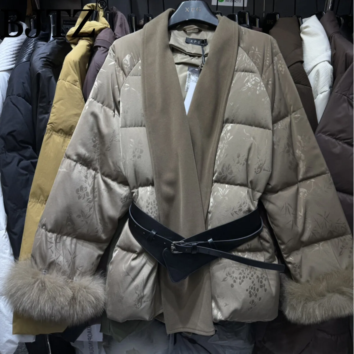 

BJTZ 2025 Новое женское пуховое пальто с меховым воротником и поясом на талии, расклешенный подол, зимнее теплое дизайнерское элегантное минималистское роскошное уютное мягкое пальто