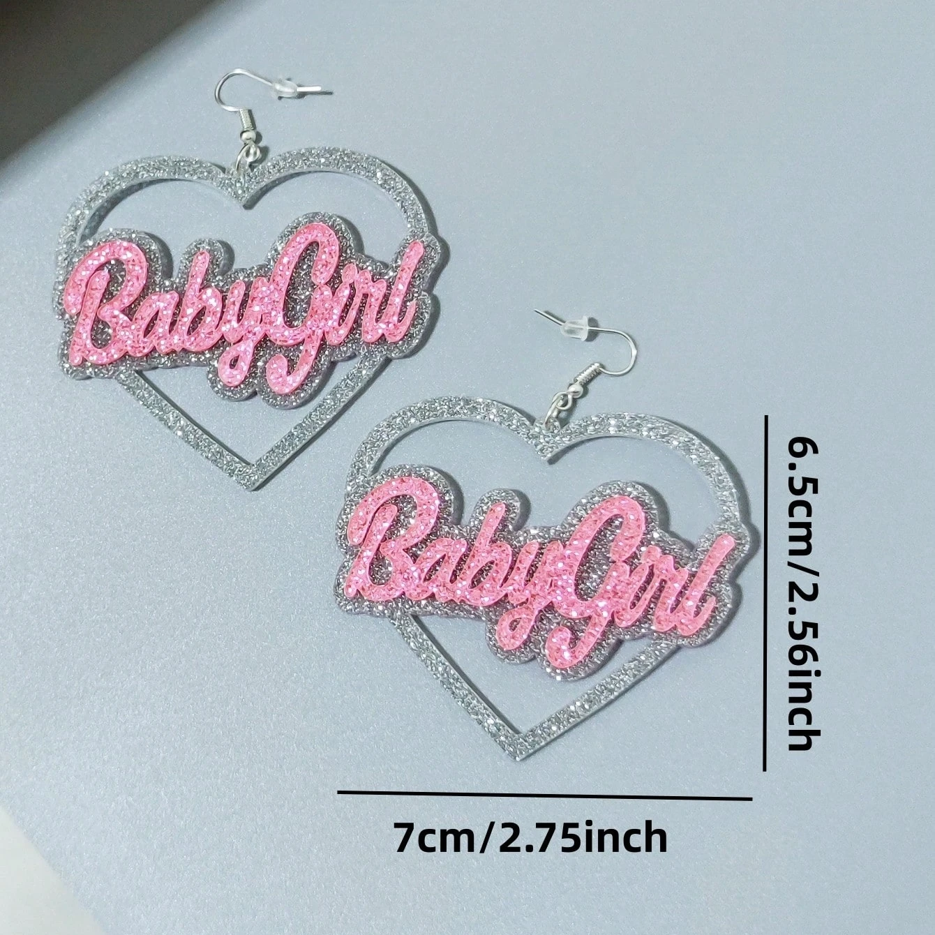 KUGUYS Herzförmige Babygirl-Babydoll-Ohrringe für Damen, glitzernder Acryl-Schmuck, Accessoires für Musikfestivals – Detail 2