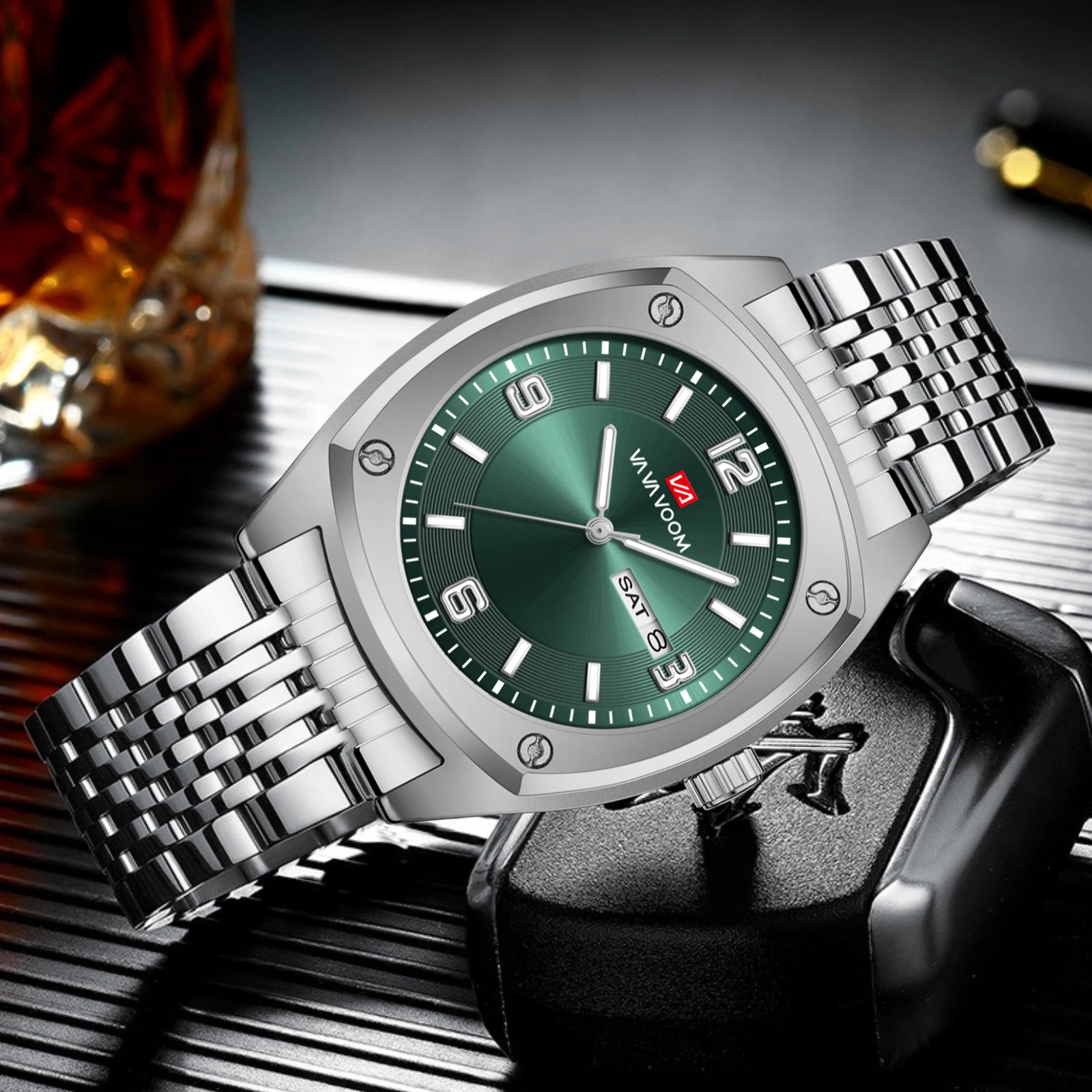 Luxury Men Stainless Steel Watch Fashionable Business Style Gold Calendar Quartz Movement Wine Barrel Shaped Casual Sports Watch