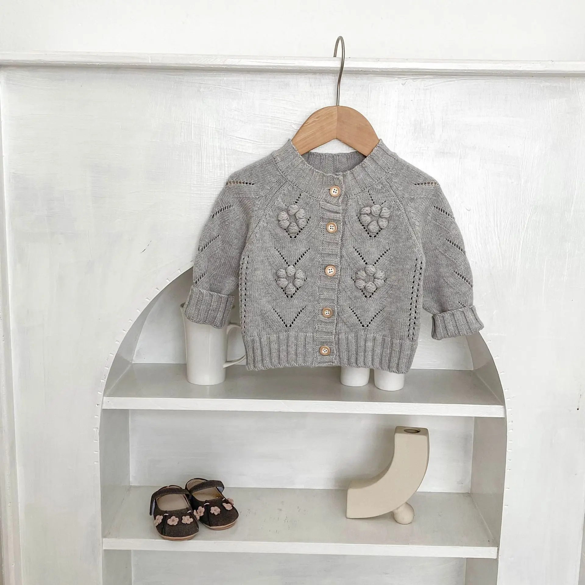 

Autumn new 0-3 year old baby clothing, exquisite baby girl handmade crochet ball ball long sleeved round neck cardigan