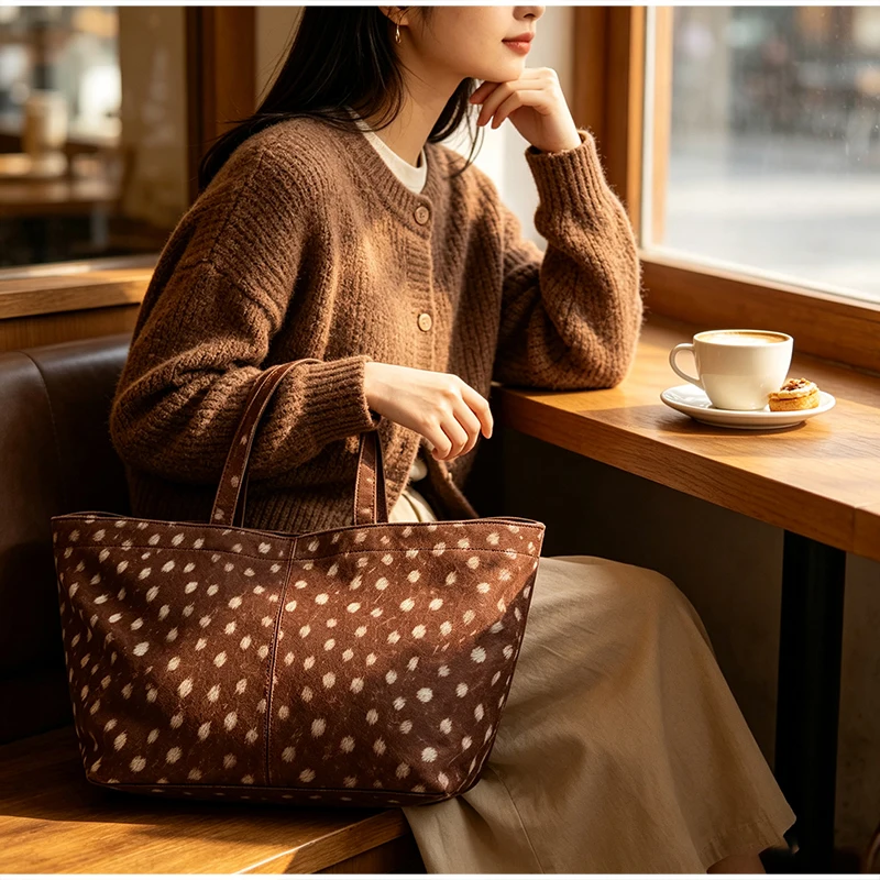 Retro Wildleder-Tasche mit Hirschmuster und Tupfen, Große Kapazität, Damen-Schultertasche, Alltagstasche für Arbeit und Einkauf, Einfach und Leicht – Detail 9