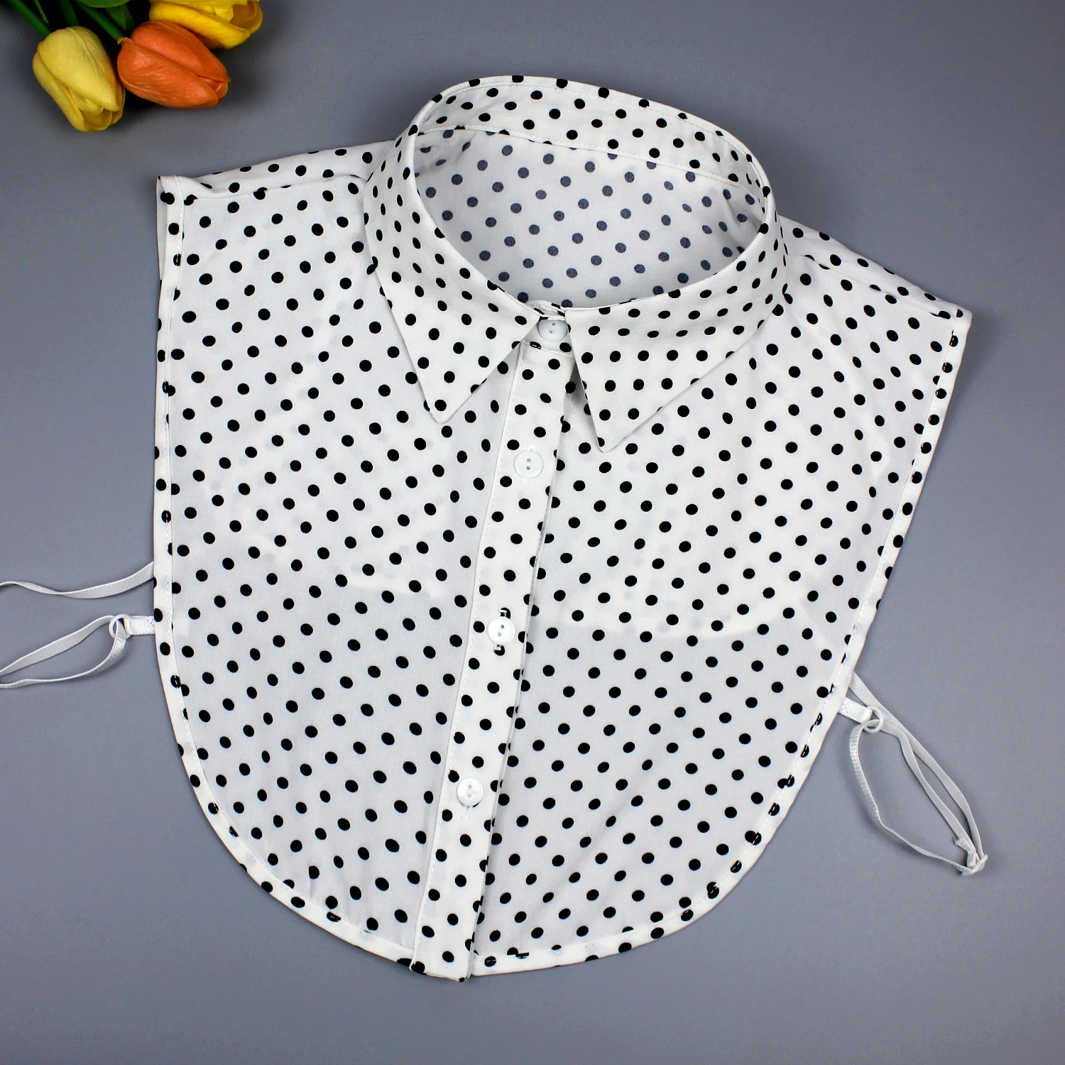 Polka-Dot-Kragen für Hemden. Es kann als dekoratives Element für Hemden, Pullover und Sweatshirts im Frühling und Sommer verwendet werden. – Detail 2