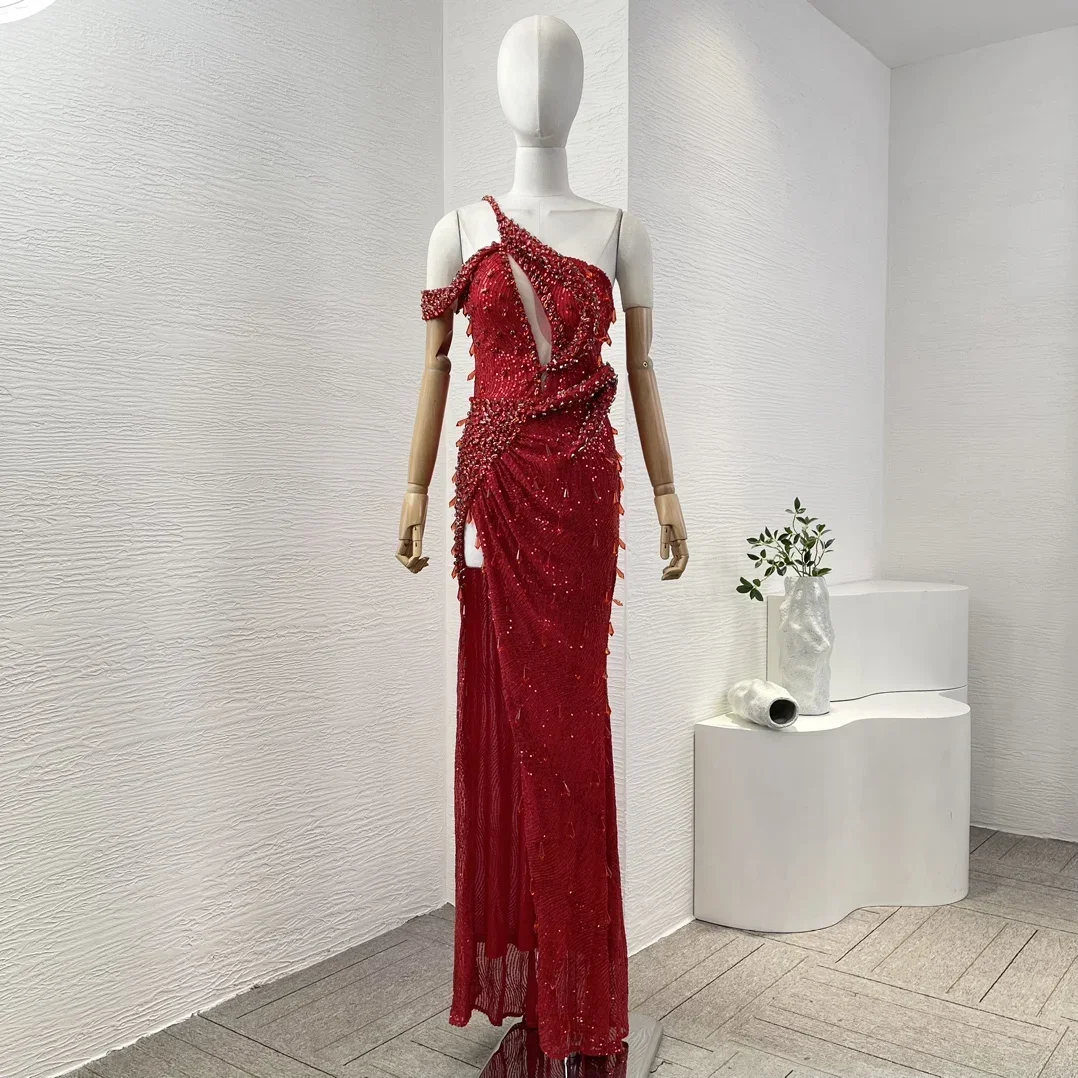 Abito maxi sexy da donna con spacco laterale con paillettes e diamanti con taglio rosso autunno 2024