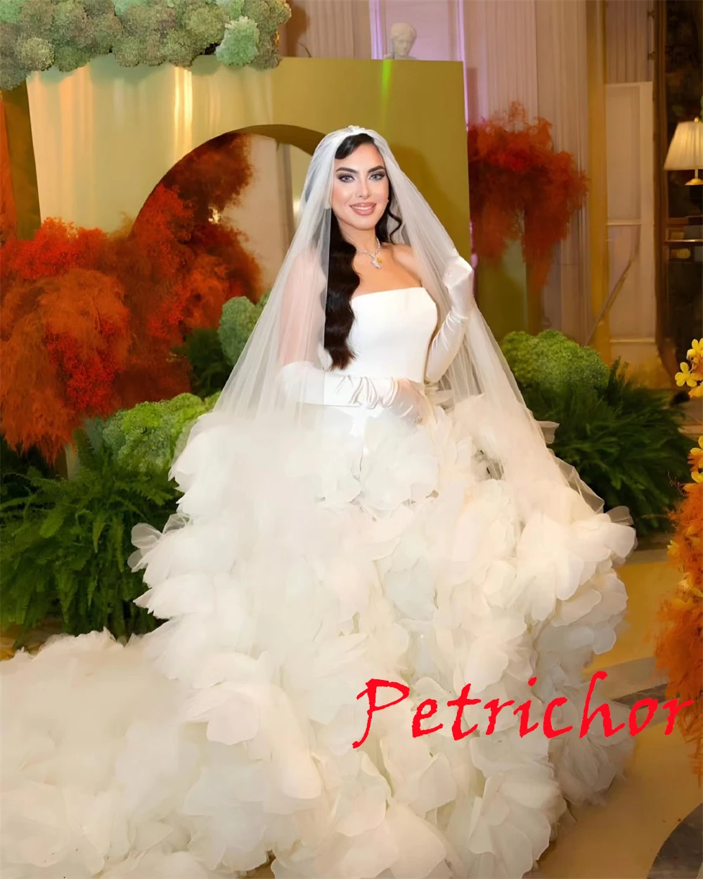 

Customized High Quality White Tulle Wedding Dress Temperament Strapless Flowers Bridal Gowns Chapel Train Open Back Dress