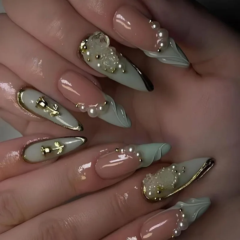 24/30 Stück/Set Mittellange Künstliche Nägel 3D Blumen Schmetterlinge Strass für Frühling Sommer Goldfolie Nagelspitzen Aufdrückbare Falsche Nägel