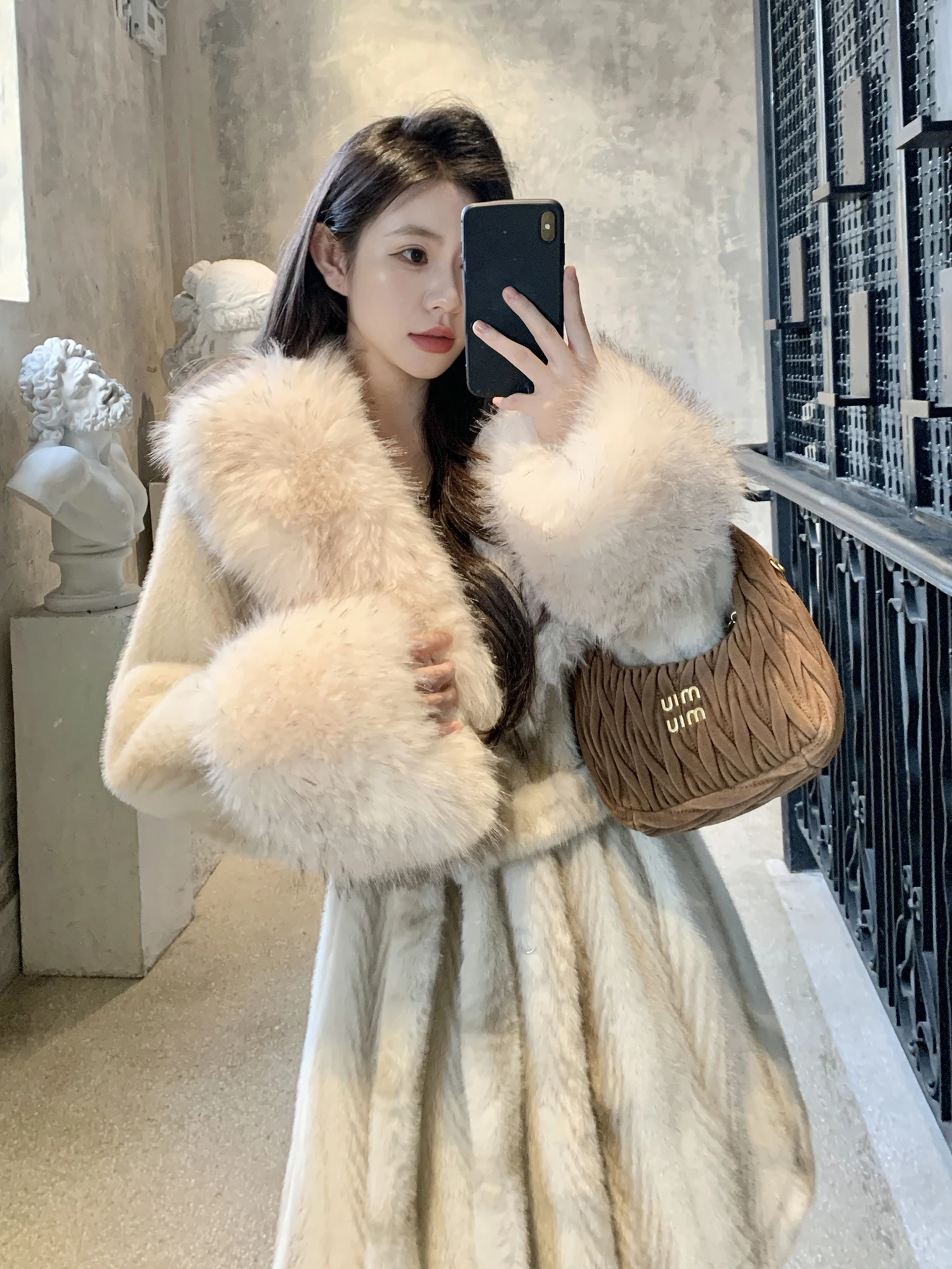 

Теплое женское пальто с поясом и меховым воротником из экологичного меха норки MX Boom для зимы