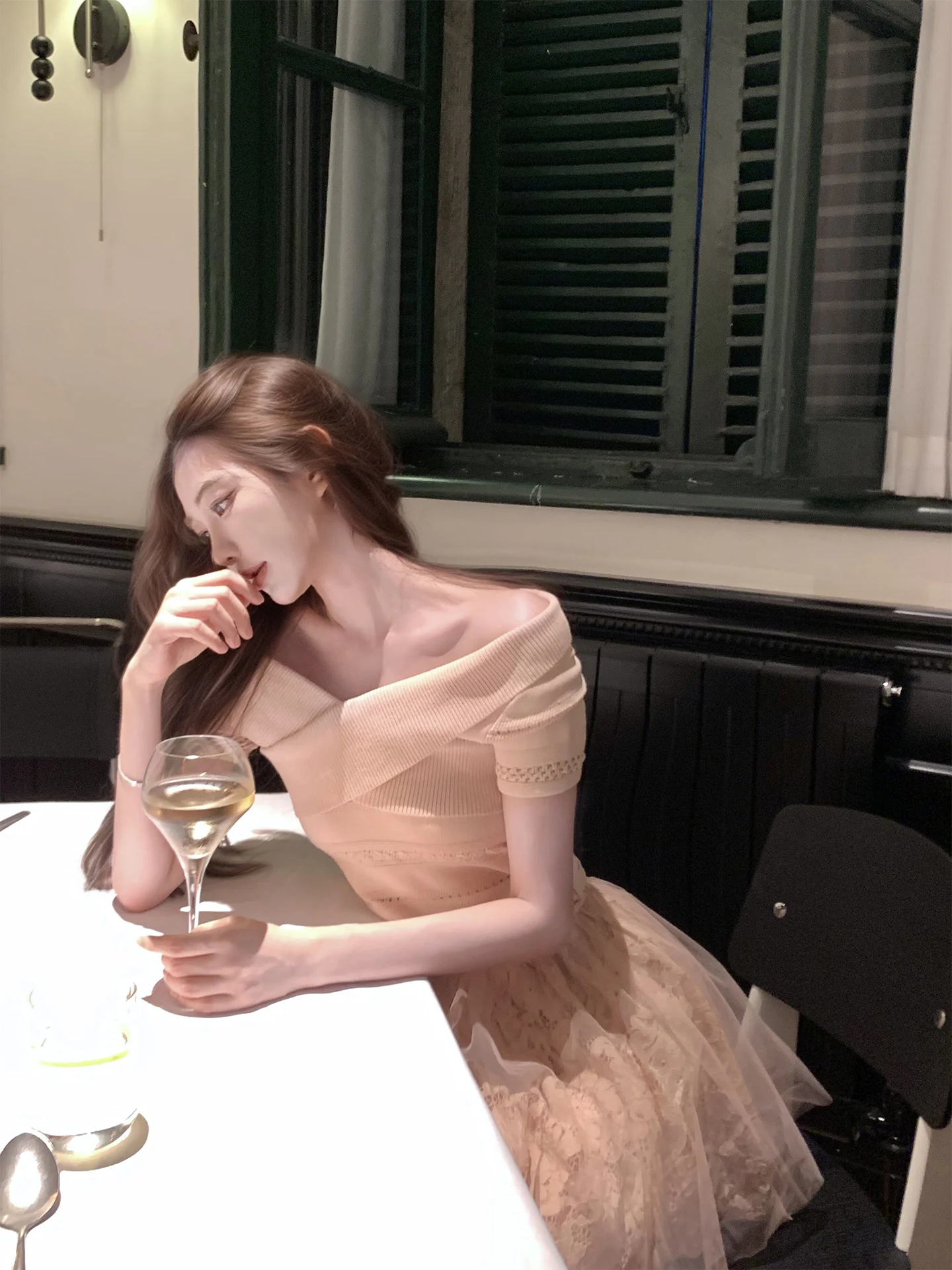 

Комплект Amor Ballet: кружевная юбка и вязаный топ на одно плечо, сексуальный повседневный стиль, осенняя коллекция для женщин