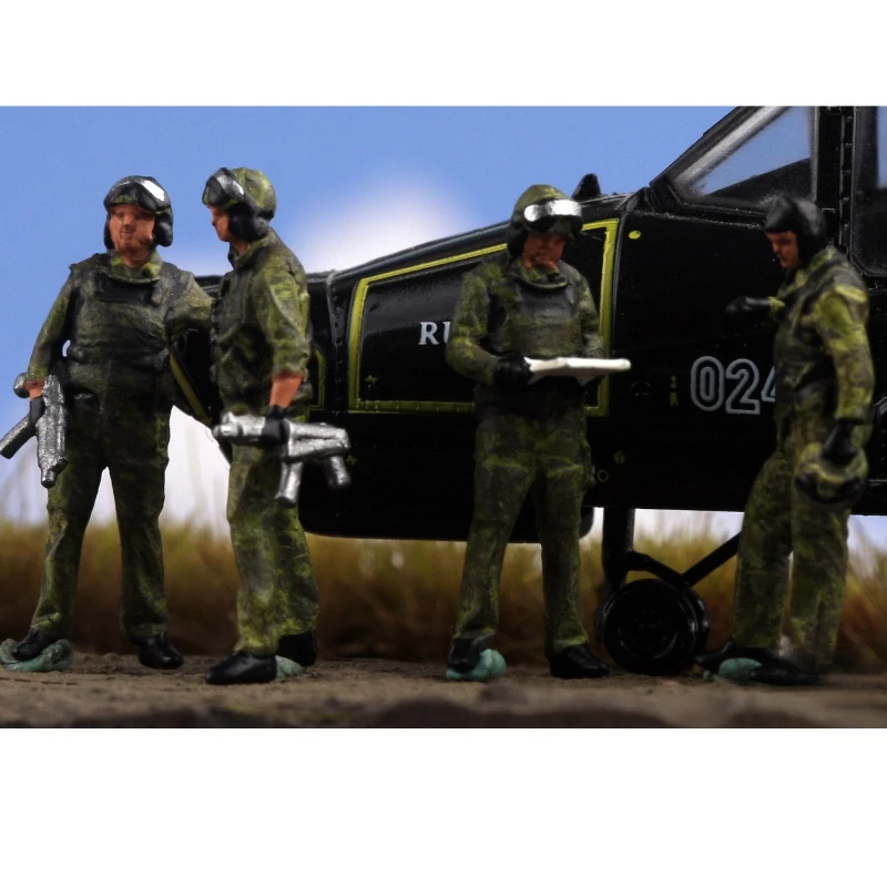 Modello in scala 1:72 4 pezzi Action Figure realistica pilota di elicottero russo Soldati Collezione di accessori per scene fai-da-te Regali di visualizzazione