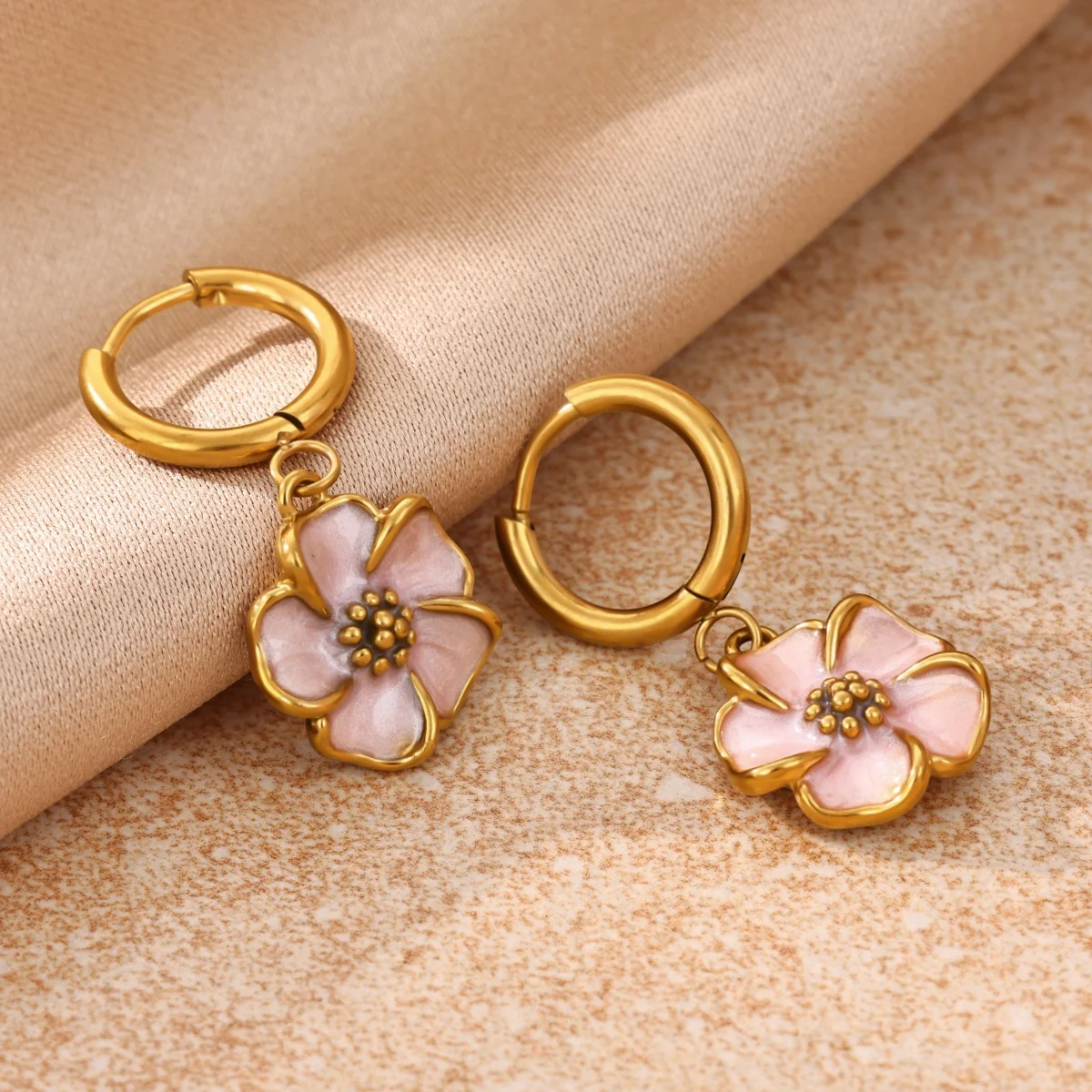 Süße rosa-weiße Emaille-Blumen-Ohrringe, goldfarbener Edelstahl, Blumen-Huggie-Creolen, baumelnde Ohrringe, Damen-Party-Geschenk – Detail 14
