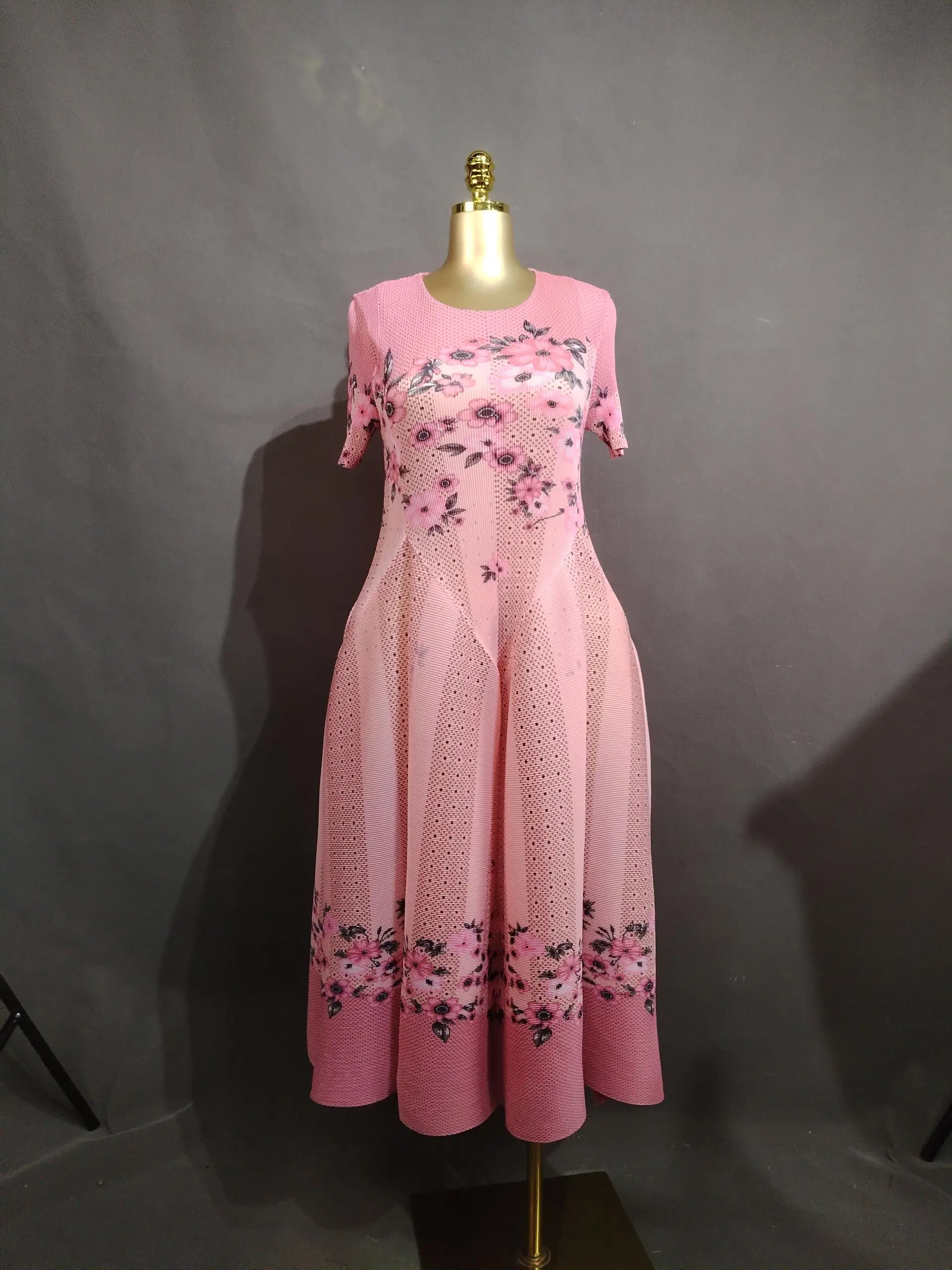 Damenkleid mit Blumenmuster, knielanges Kleid, kurzärmeliges, locker fallendes Kleid, A-Linien-Swingkleid zum Tanzen. – Detail 1