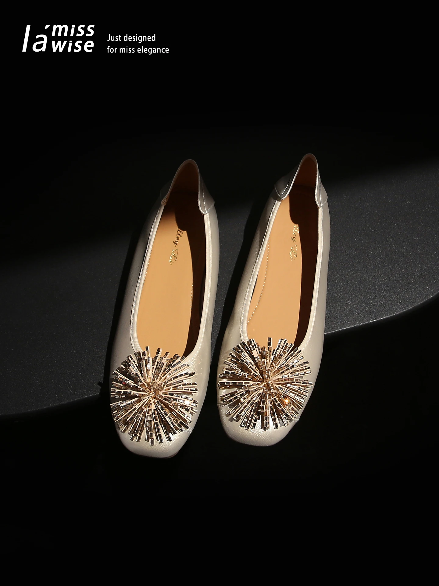 

Soft Leather Flat Bottom Shoes Women's New 2026 Flower Drill Embellished Slip-On Shoes Comfortable Wedding Shoes Fashionable