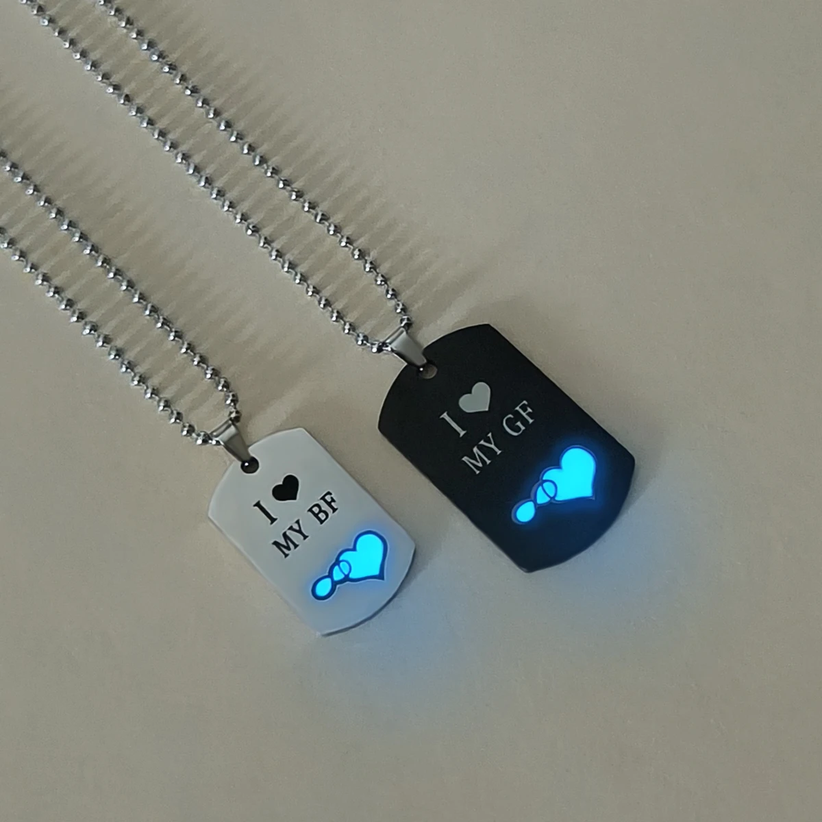 مجموعة مكونة من قطعتين من القلائد المضيئة للزوجين من إنفينيتي، مجموعة هدايا مجوهرات عصرية وبسيطة للسيدات