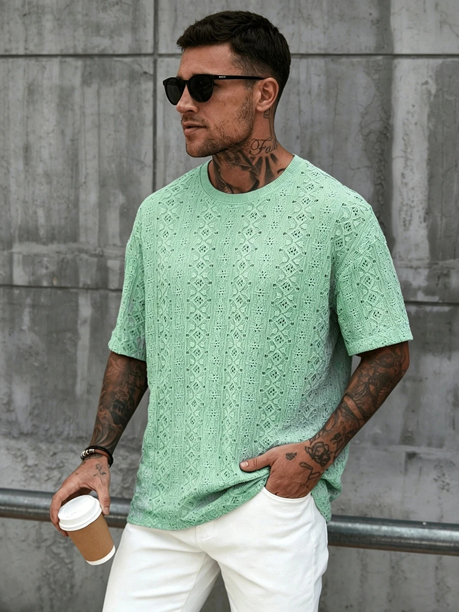 Herren-T-Shirt mit kurzen Ärmeln und Hohlmuster, atmungsaktives Sommer-Oberteil mit Rundhalsausschnitt, einfarbig, lässiger Schnitt. – Detail 2
