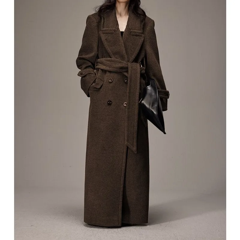 새로운 울 가을 겨울 코트는 루즈하고 고급스러운 두꺼운 더블 브레스티드 울 코트로 날씬해 보입니다.